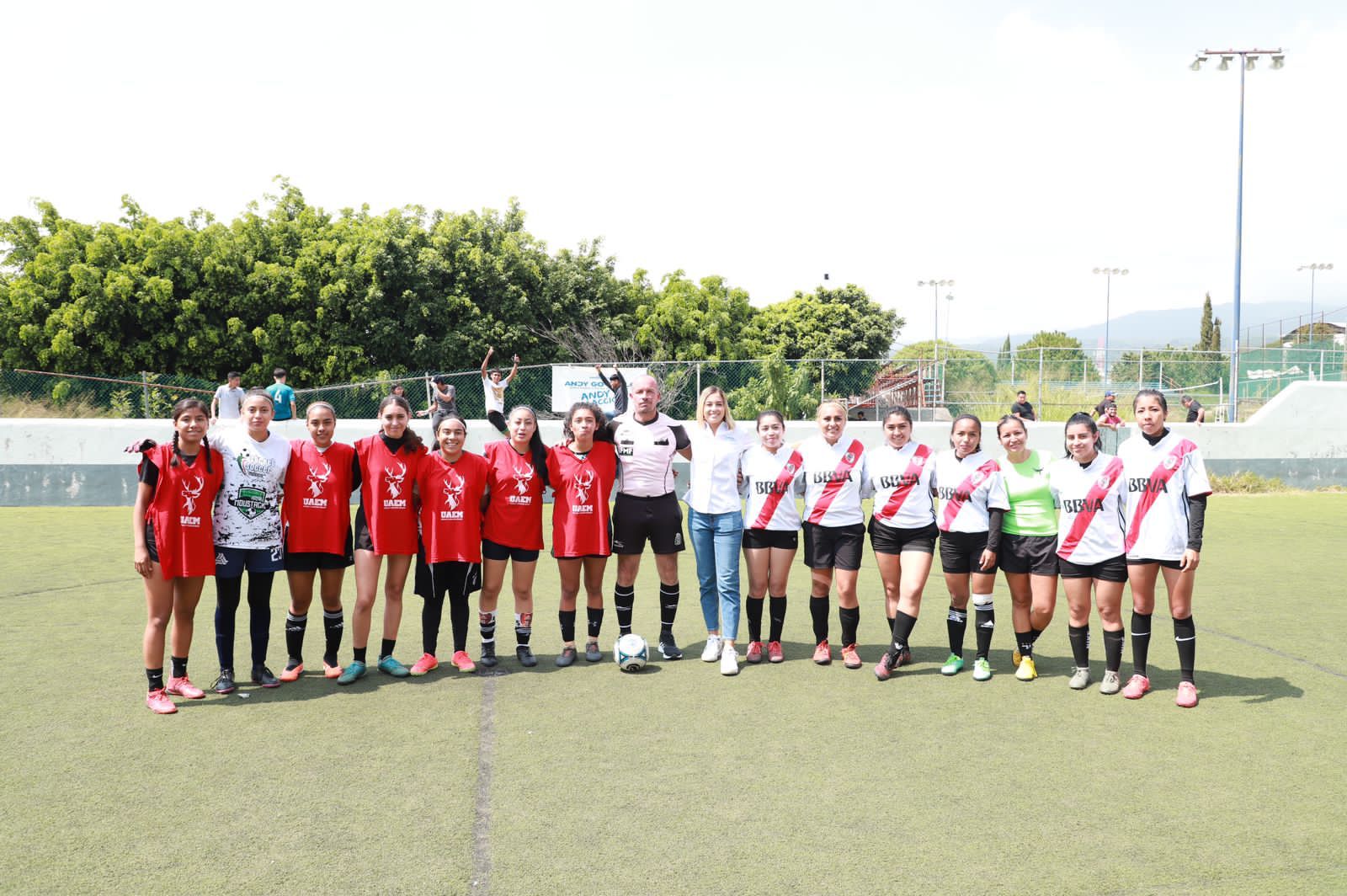 Promueve-Andrea-Gordillo-conciencia-sobre-el-cancer-de-mama-a-traves-del-torneo-de-futbol-Copa-Rosa-07